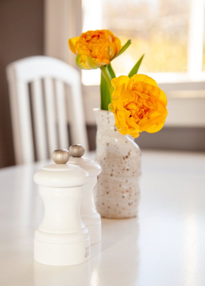 Gule blomster i en vase