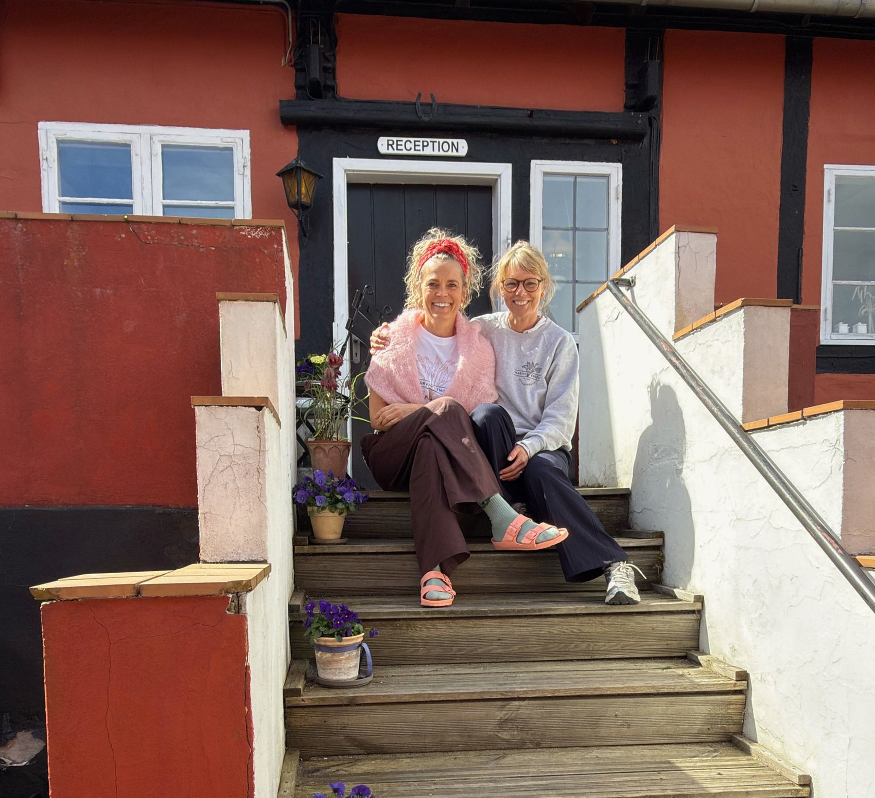 Alice og Majbritt på trappen ved Pension Sandbogaard