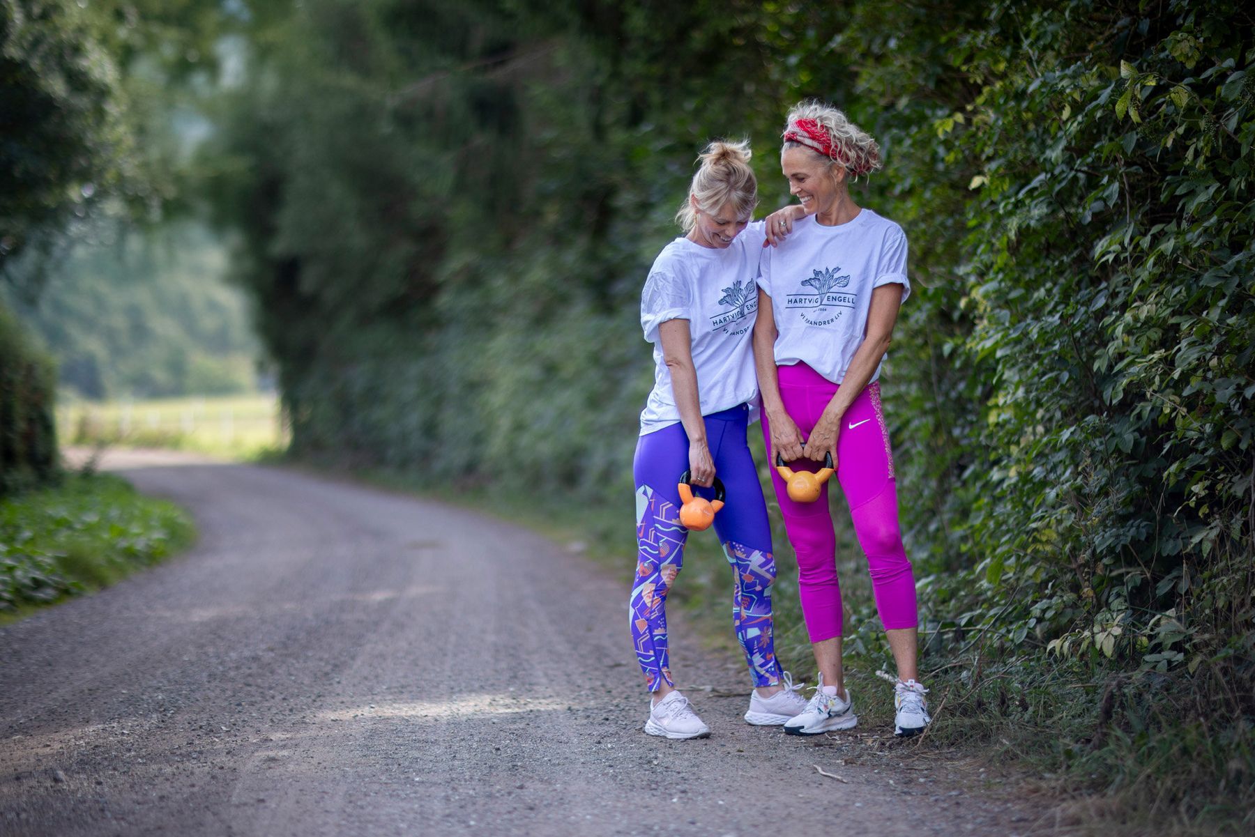 Alice og Majbritt på en skovsti